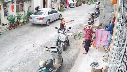 八旬老妇一心护子勇斗歹徒所幸手枪卡弹逃过一劫