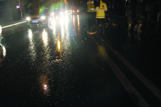 沈阳男子雨夜跪爬