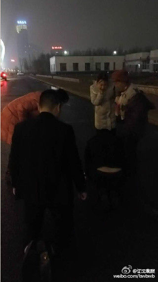 男子雨夜跪爬 称