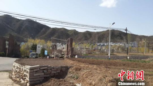 图为汤河口村。当地村民介绍，远处的山头背后就有放生狐狸出现。　吴合琴 摄