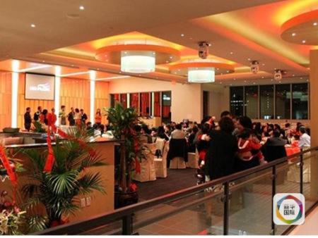 顾客在中餐馆用餐。