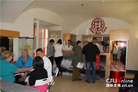 北京同仁堂在捷克举行的义诊现场。