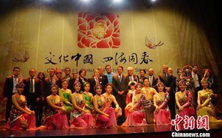 图为中国驻卢森堡大使黄长庆，卢森堡首相贝特尔等和演员合影。刘羡 摄