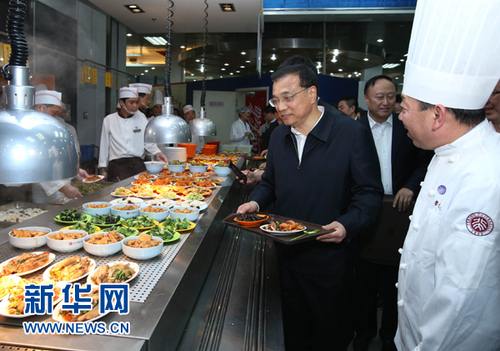 4月15日，中共中央政治局常委、国务院总理李克强到清华大学和北京大学就教育改革发展和实施创新驱动发展战略进行考察。这是李克强在北大学生食堂与学生们一起用餐，了解食堂饭菜价格和学生学习生活情况。 新华社记者庞兴雷摄