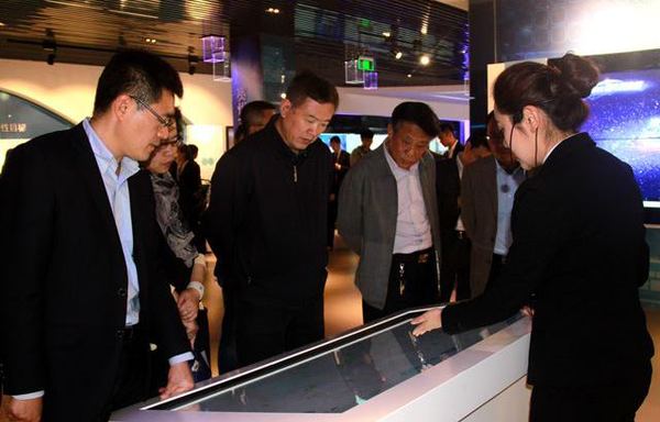 2016041501徐辉副主席考察贵阳大数据展示中心