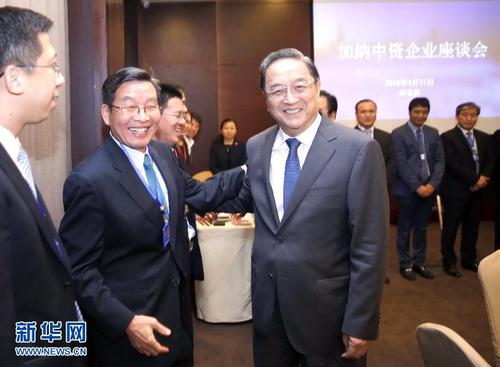 4月17日，正在加纳进行正式友好访问的全国政协主席俞正声在阿克拉与在加中资企业代表座谈。这是俞正声会前同企业家们亲切交谈。 新华社记者鞠鹏 摄