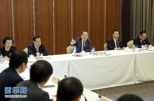 4月17日，正在加纳进行正式友好访问的全国政协主席俞正声在阿克拉与在加中资企业代表座谈。 新华社记者 鞠鹏 摄