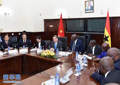4月18日，正在加纳进行正式友好访问的全国政协主席俞正声在阿克拉同加纳议会议长阿伽霍举行会谈。