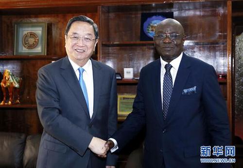 4月18日，正在加纳进行正式友好访问的全国政协主席俞正声在阿克拉同加纳议会议长阿伽霍举行会谈。 新华社记者鞠鹏摄