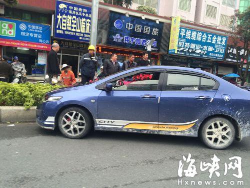 男子开小车顶着女子街头狂飙1公里 撞花圃后逃离