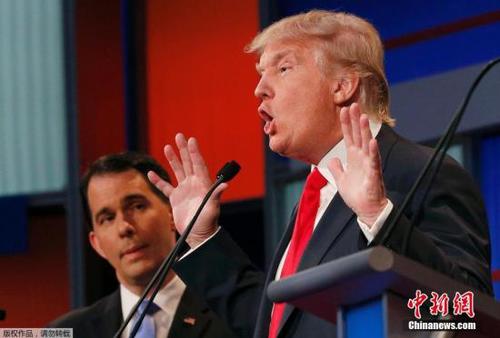 特朗普在辩论现场肢体语言丰富，非常抢镜。