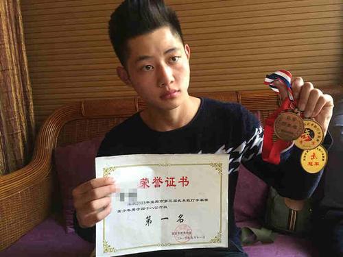 武校生致伤案陷罗生门：伤者称有女友未骚扰邻座