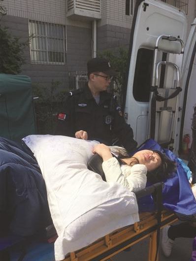 4月18日上午10点40分，南京市鼓楼公安分局接到报警称，在鼓楼区安怀村小区，一位产妇在楼道里产下了一名男婴。三分钟后，上元门警务服务站民警吴卫民及特勤人员到达现场。从向120求助、护送产妇去医院一直到挂号缴费看医生，吴卫民一直充当着“奶爸”的角色。直到下午一点半，看着产妇安然无恙才离开医院。