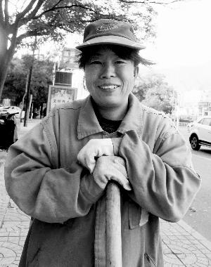 一把扫帚伴随王明琴整整六年。