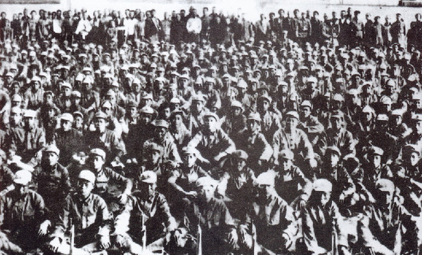 红军战士在长征途中合影