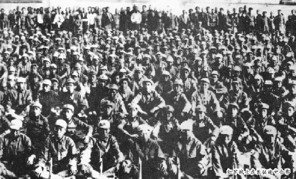 红军战士在长征途中合影