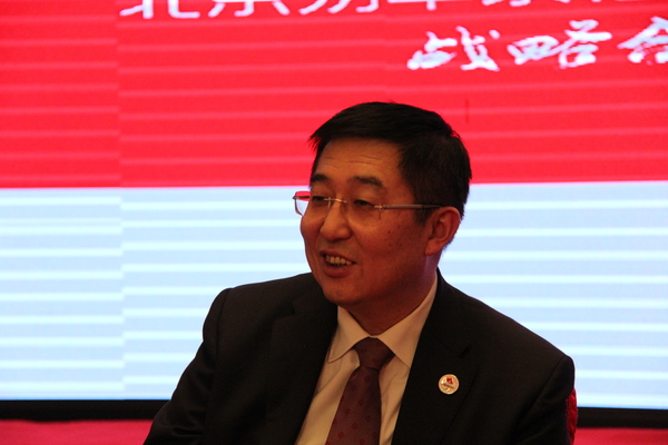 全国政协委员、中国侨联副主席乔卫阐述新时期做好海外同胞援助服务的重要意义。新华社记者  李明放摄影