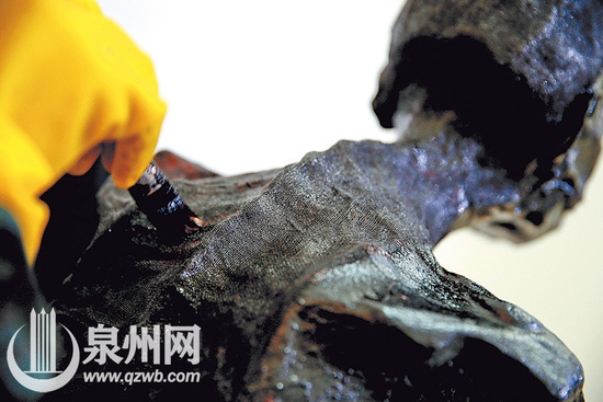 通体贴覆纱布，助肉身塑型。