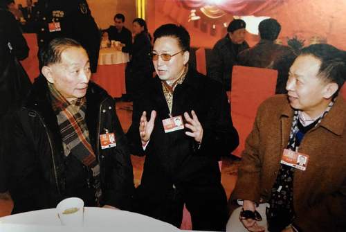 梅葆玖先生在两会期间与其他委员一起讨论