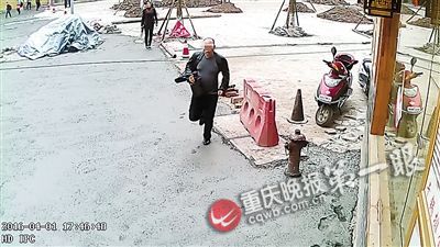 小偷逃跑撞上民警 指着同伙高喊