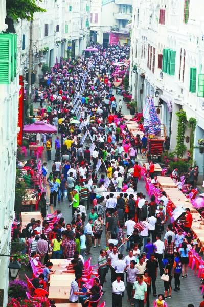 女儿众筹在地铁登反逼婚广告 母亲：你小心被雷劈