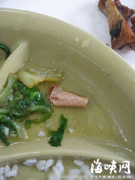 福大食堂饭菜中发现的蚯蚓等