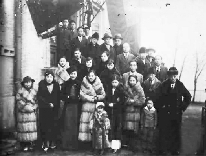 访苏成员的合影，第三排右二戴帽者为梅兰芳。