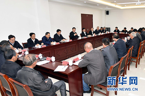 4月25日，中共中央总书记、国家主席、中央军委主席习近平在安徽凤阳县小岗村主持召开农村改革座谈会并发表重要讲话。 新华社记者 李涛 摄