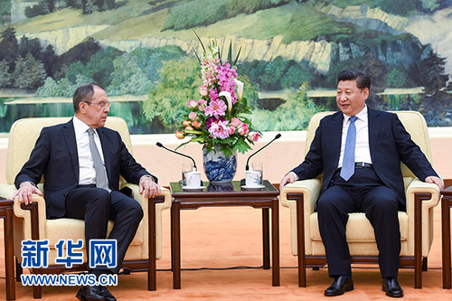 4月28日，国家主席习近平在人民大会堂会见俄罗斯外长拉夫罗夫。新华社记者李学仁摄