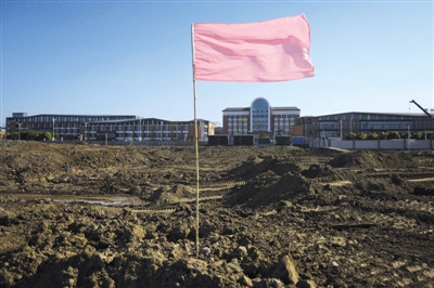 4月19日，正在修整中的常隆地块，对面不足百米就是常外新校区。