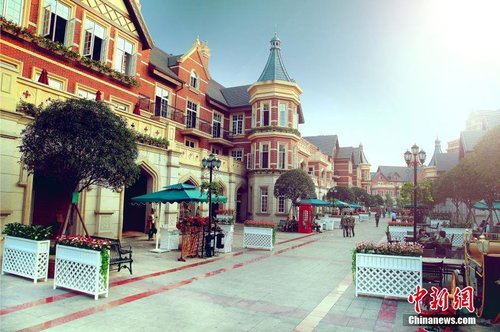 2016年4月27日，四川某学校在网上发布了一组校园照片，恢弘大气的凯旋门校门、超大弧形教学楼、欧洲风情街、波音飞机等经典纯正的欧式建筑让人眼前一亮。