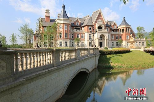 不仅外观呈现梦幻城邦的英伦风范，其教学楼装修更是豪华，堪比五星级酒店，十一米高的天花板，奢华的水晶吊灯、一览无余的欧式落地窗，此外，大厅还放置了钢琴，简约时尚的布制座椅。