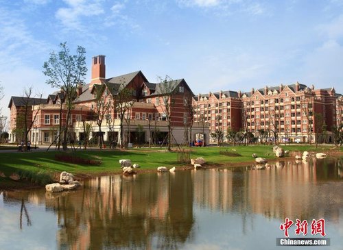 据悉，该校投资10亿元人民币打造的英伦城堡风校园。