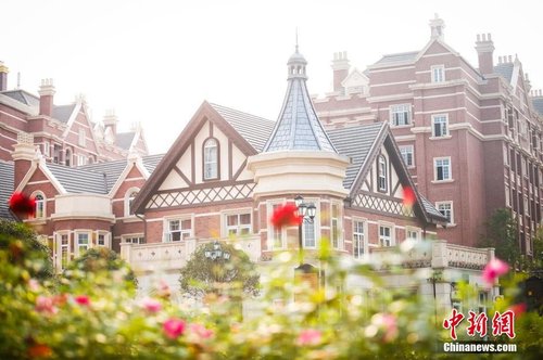 网友直呼“又是别人家的大学！”、“太壕了，闪瞎我的眼”、“梦幻得像童话故事的城堡”。