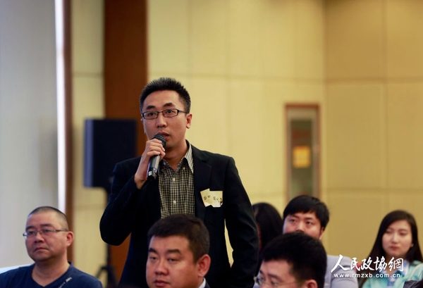 新华网记者提问（摄影：姚勇）