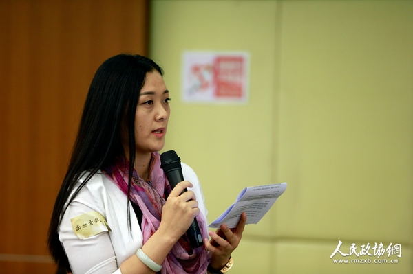 中国网记者提问（摄影：姚勇）