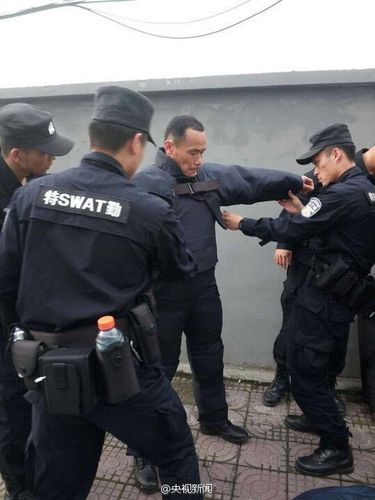 4月27日下午4点，杭州746公交当班司机驾驶车辆到达萧绍路苗禽市场公交站时，一名男子身背一个黑色双肩包挤上车来。出于职业敏感，司机例行询问该名男子黑色双肩包内是什么物品，该名男子不予理睬，面无表情径直走到倒数第二排座位坐下，司机忍不住再次询问，该男子放言，“我这是炸弹又怎样”。司机在第三次询问后，该名男子更是索性一口咬定“我这包里就是炸弹”。为了安全起见，司机师傅遵照相关应急处置预案，打开车门疏散了车内乘客并报警。随后，防爆特警出动将其“拿下”。央视记者