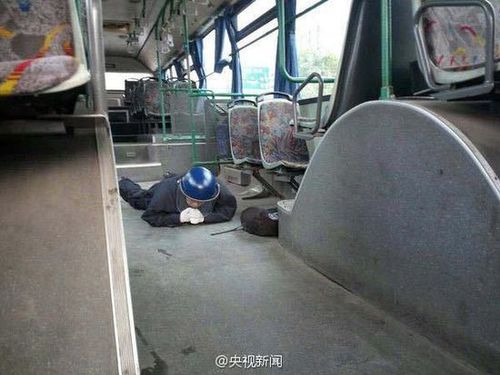 4月27日下午4点，杭州746公交当班司机驾驶车辆到达萧绍路苗禽市场公交站时，一名男子身背一个黑色双肩包挤上车来。出于职业敏感，司机例行询问该名男子黑色双肩包内是什么物品，该名男子不予理睬，面无表情径直走到倒数第二排座位坐下，司机忍不住再次询问，该男子放言，“我这是炸弹又怎样”。司机在第三次询问后，该名男子更是索性一口咬定“我这包里就是炸弹”。为了安全起见，司机师傅遵照相关应急处置预案，打开车门疏散了车内乘客并报警。随后，防爆特警出动将其“拿下”。央视记者