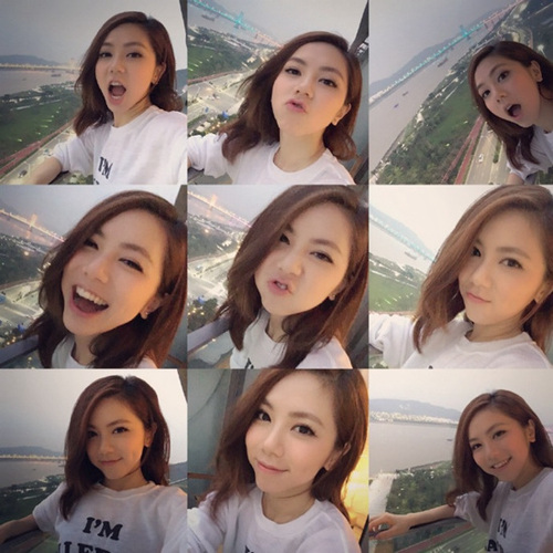 邓紫棋晒美照自称心情好穿白T恤对镜头搞怪（图）