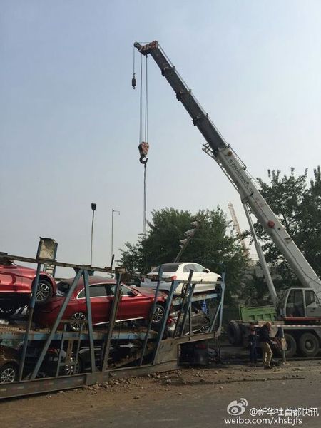 30日凌晨，在北京市大兴区魏永路的一个十字路口发生多车相撞事故，三辆车受损严重，其中一辆车上装载的十一辆奔驰轿车不同程度受损。