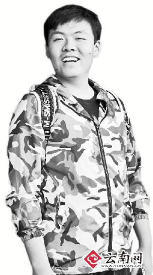 还有40天，2016年高考就要拉开帷幕。目前，大部分高三学生都在埋头苦学，希望通过最后的冲刺考入心仪大学，但云师大附中高三学生王凌昆却已被美国10所高校录取，并有多所大学为他提供了丰厚的奖学金。在很多人眼中，创造这样传奇的学生一定是个“学霸”，但18岁的王凌昆并非如此，他学习成绩中等，本只打算努力争取国内一所“211院?！?。但高二结束，他尝试申请美国大学，却获得了意外的惊喜。