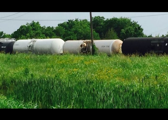 美?；妨谐?4节车厢脱轨致泄露已紧急抢修好