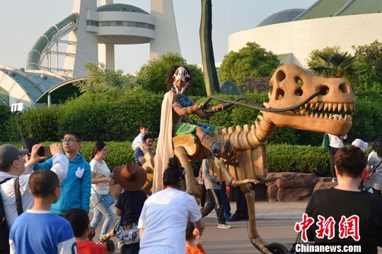 “恐龙骨架车”引发围观。　唐娟　摄
