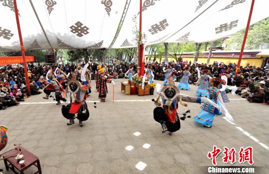 5月1日，罗布林卡公园内的藏戏表演吸引大量市民观看?！±盍?摄