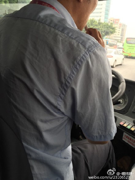 网曝公交司机边嗑瓜子边开车 车队:需进一步调查