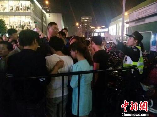 5万人聚集杭州西湖音乐喷泉，警方未雨绸缪数小时安全疏散?！∩铣乔卜志痔峁?摄
