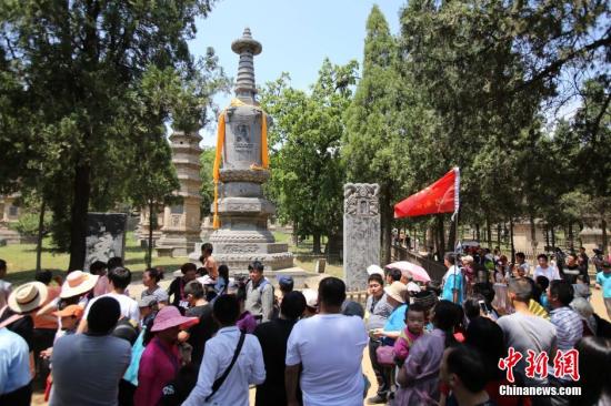 五一假期数万游客涌入少林寺 场面壮观秩序井然。 王中举 摄