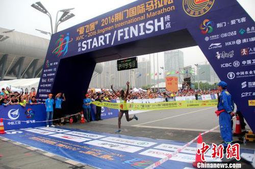 肯尼亚选手包揽了比赛男女组的前三名，图为肯尼亚选手KELAZ以2小时19分50秒夺得男子组第一名　吴奇勇　摄