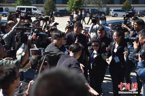 5月3日上午10时，著名京剧表演艺术家、京剧大师梅兰芳之幼子，京剧梅派艺术掌门人梅葆玖先生遗体告别仪式在北京八宝山殡仪馆大礼堂举行。众多著名艺术家参加遗体告别仪式。梅葆玖先生于4月25日上午11时零分44秒病逝于北京协和医院，享年82岁。图为濮存昕参加梅葆玖先生遗体告别仪式现场。中新网记者