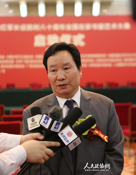 5时代书画报社社长李东辉接收媒体采访_副本